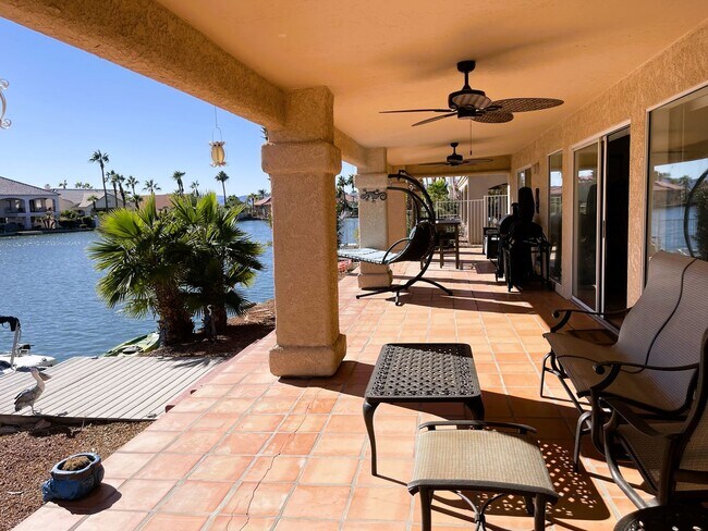Building Photo - 3 bedroom 2 Bath Lakefront home in the des...