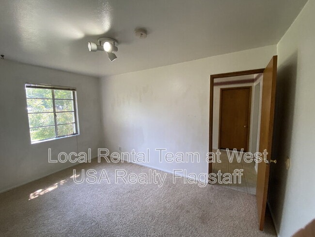 Building Photo - 2830 N Schevene Blvd