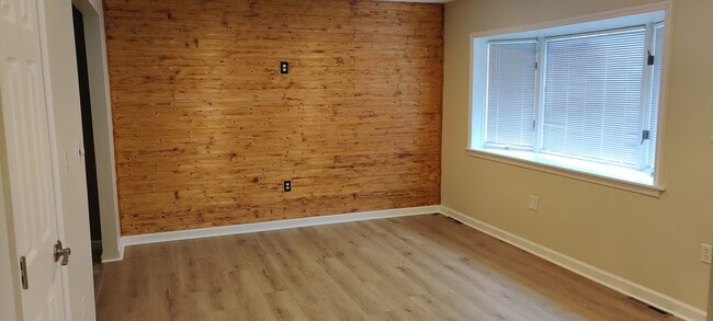 Building Photo - 2504 Levans Rd