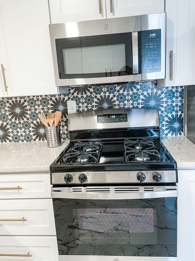 Stainless appliances & gas stove - 7055 Hampton Ave