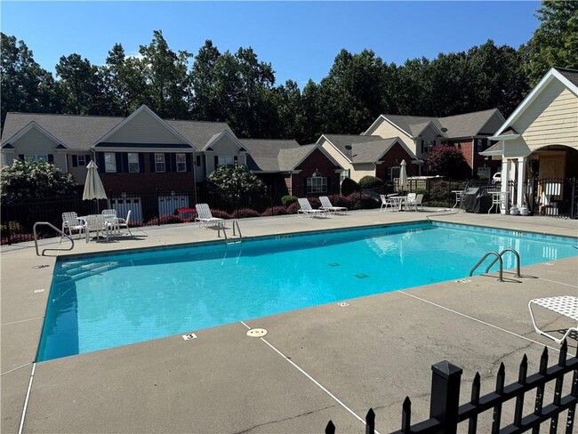 Building Photo - 2075 Pine Tree Dr