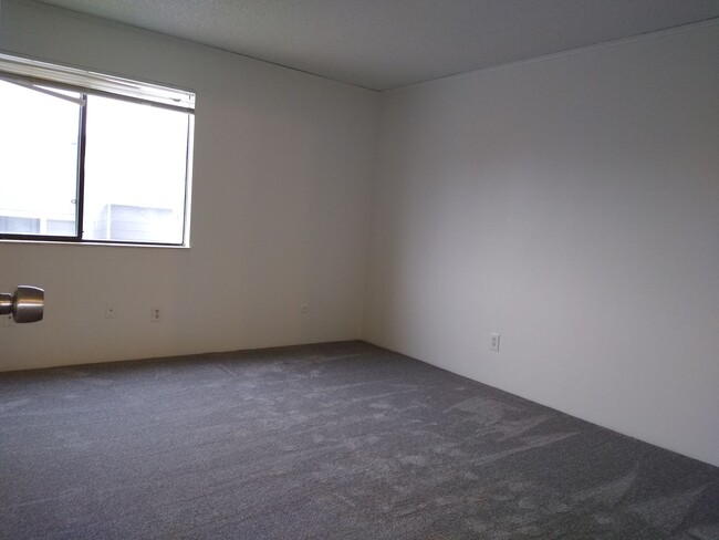 Building Photo - Awesome 2 Bedroom w/ Study 2 Bath Robinwoo...