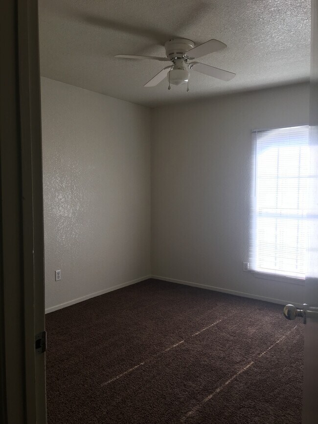 Building Photo - 4 bedroom home for rent