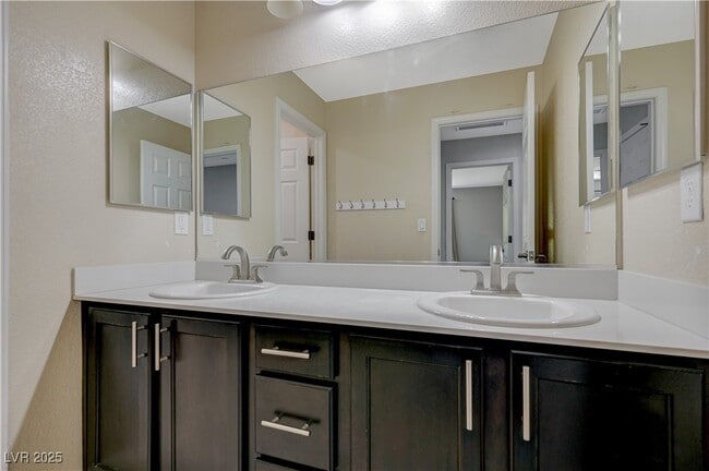 Building Photo - 2977 Queen Lake Ct