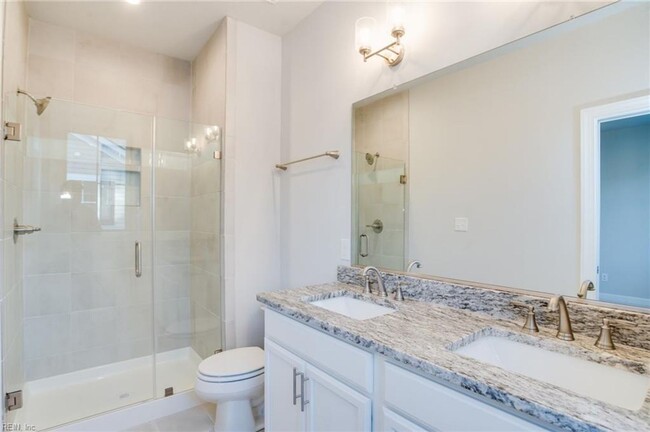 Building Photo - Like-New Two-Unit Condo in Sought-After Ch...