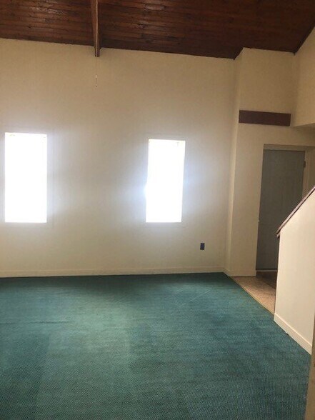 Building Photo - 252 S Maple St