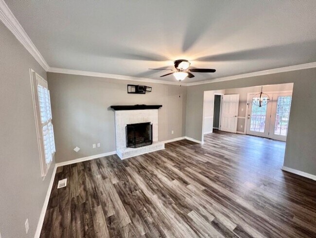 Building Photo - Colonial home with large yard