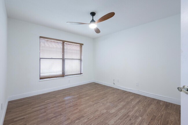 Building Photo - 2843 SW Mariposa Cir
