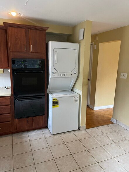 Building Photo - 17A St Albans Ave