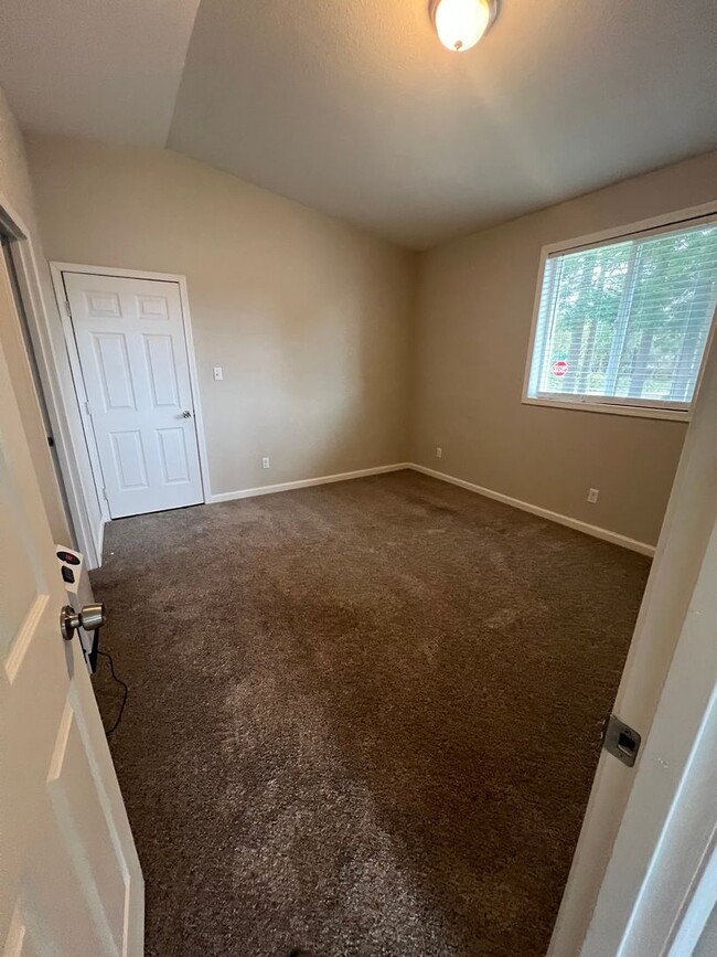 Building Photo - Don't Miss out on this cute 1 Bed, 1 Bath ...