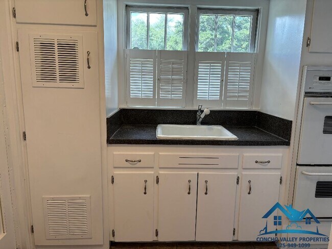 Building Photo - 2661 Oxford Ave