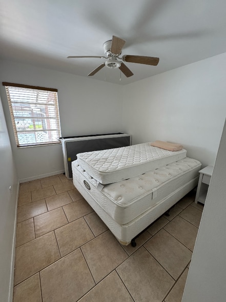 Building Photo - 13846 Kendale Lakes Dr