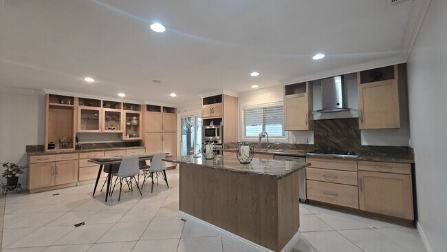 Building Photo - 2744 E Bennett Ave