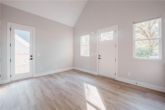 Building Photo - 606 Glenwood Pl SE