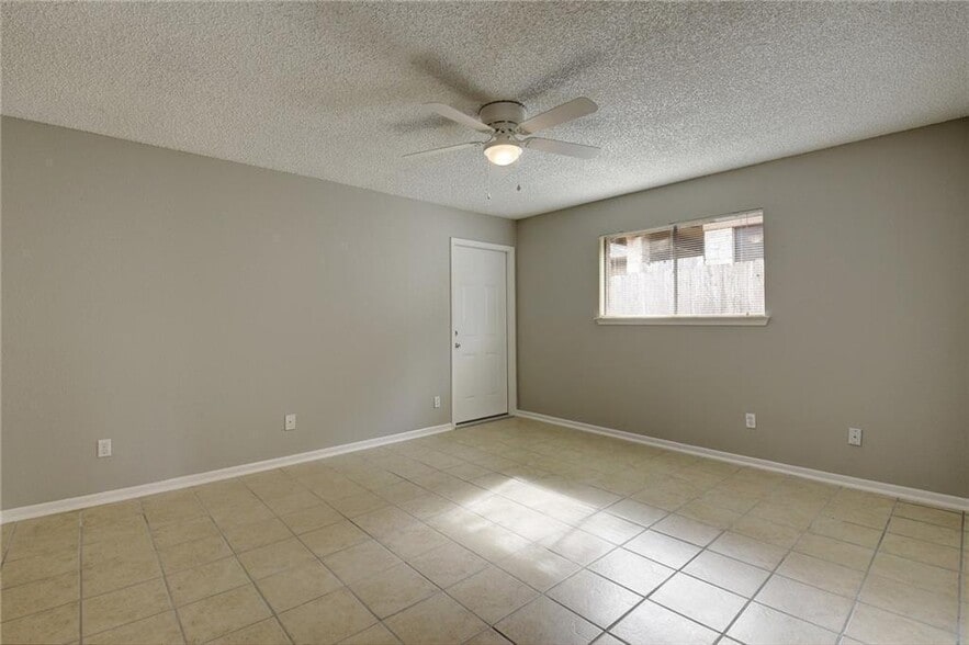 Building Photo - 11202 Brushy Glen Dr