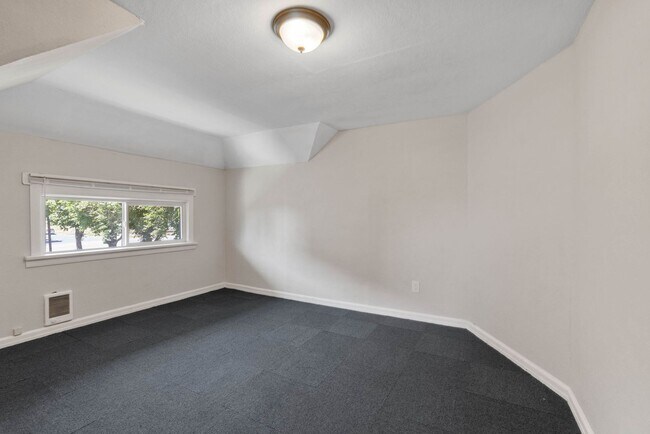 Building Photo - Renovated 5 Bed, 2 Bath House + Office EWU Off Campus Housing! AVAILABLE 7/20!