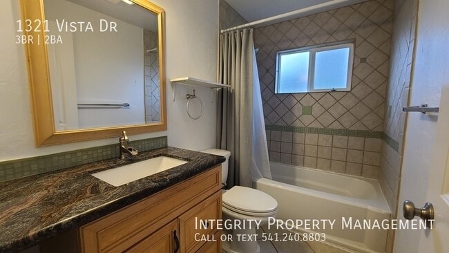 Building Photo - 1321 Vista Dr