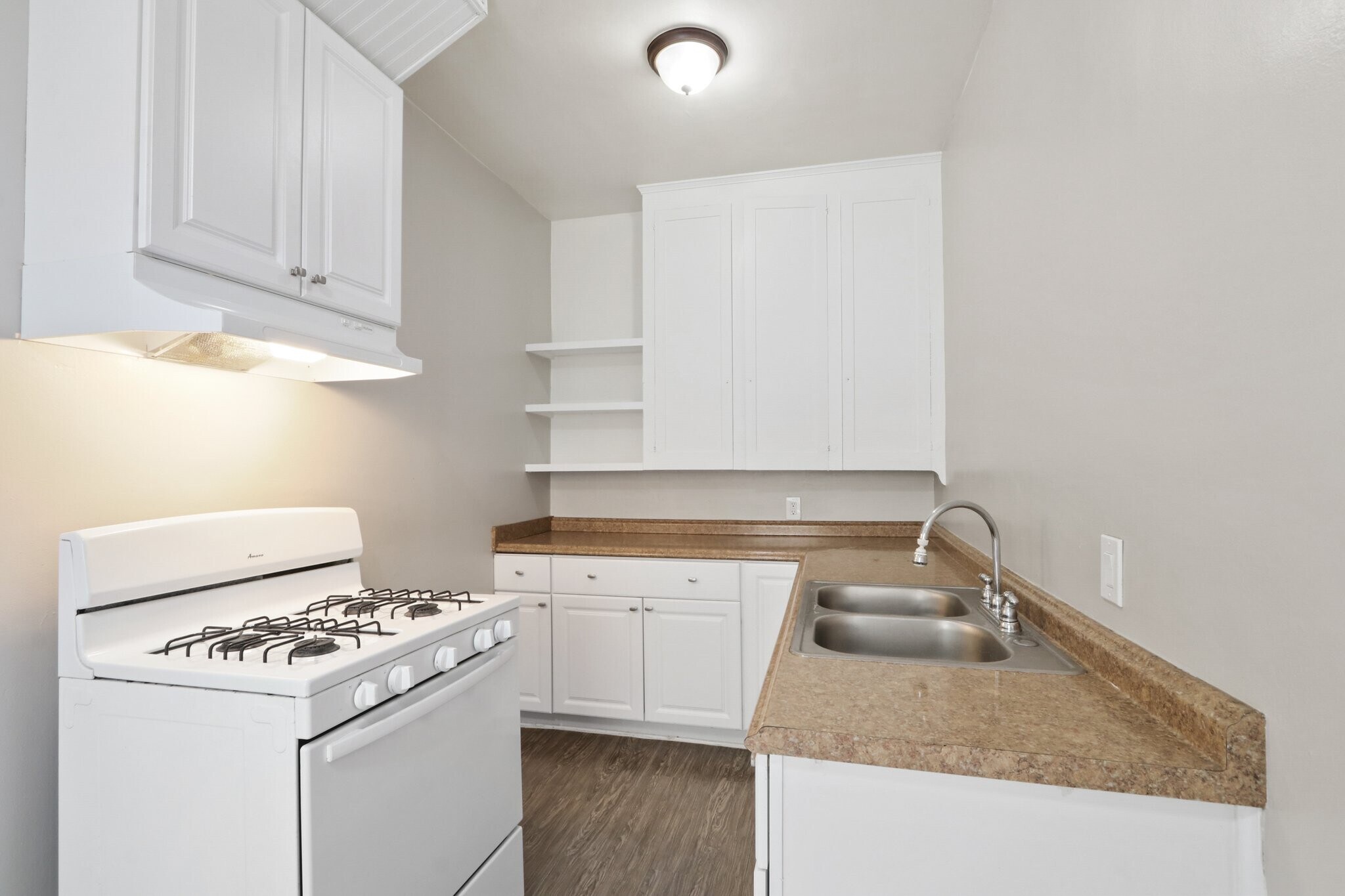 Building Photo - 3621 S Pacific Ave