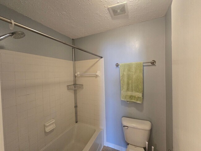 Building Photo - Convenient 2BR/2.5BA Condo in Chapel Hill