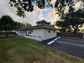 Building Photo - 2 bedroom in Dania FL 33004