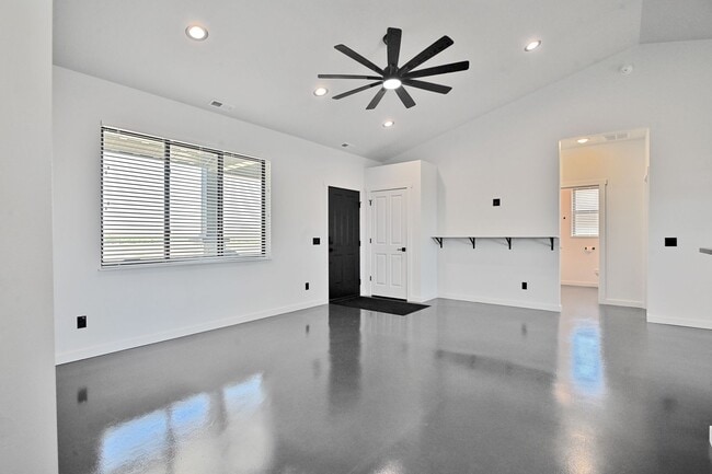 Building Photo - 1495 Oxbow Dr