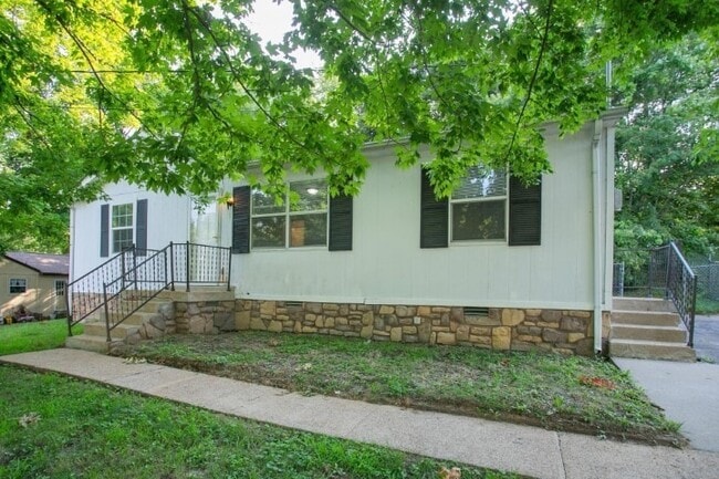 Building Photo - 105 Robert Yoest Dr