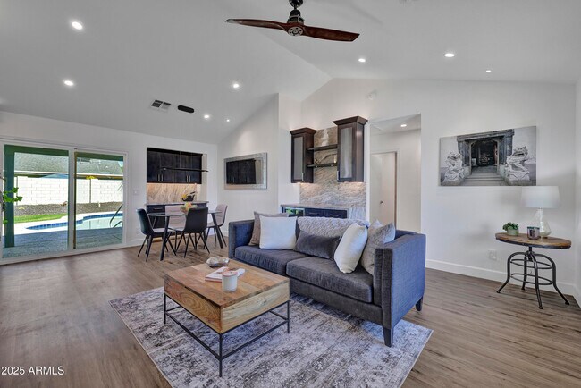 Building Photo - 1362 E Wickieup Ln