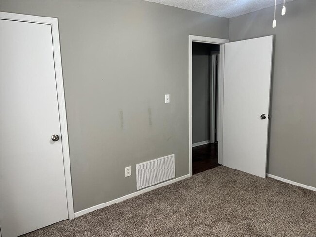 Building Photo - 1705 Deatsville Hwy