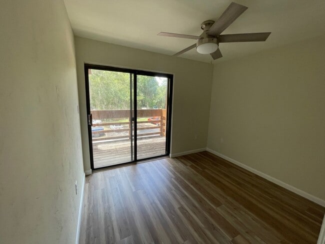 Building Photo - Walking Distance to Shands and VA