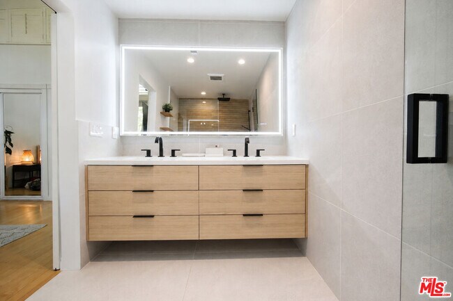 Building Photo - 4733 La Villa Marina