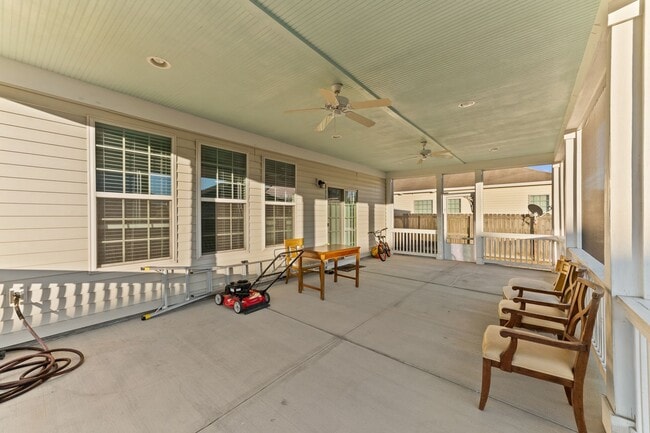 Building Photo - 3 BD 2.5 BA | Charming Home