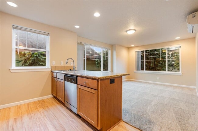 Building Photo - Modern Townhome Near the Willamette River