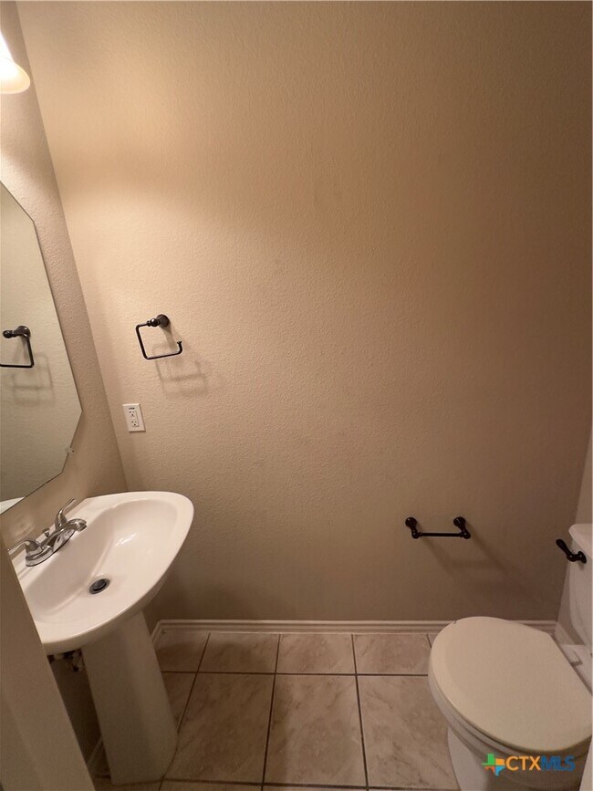 Building Photo - 6808 Rosita Oak Dr