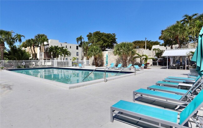 Building Photo - 20350 W Country Club Dr