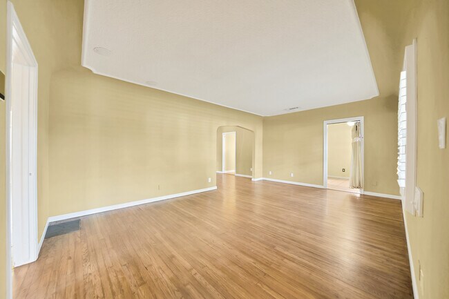 Building Photo - 1301 S Lee Ave