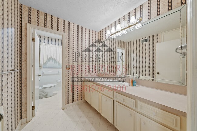 Building Photo - 2335 Nottingham Dr