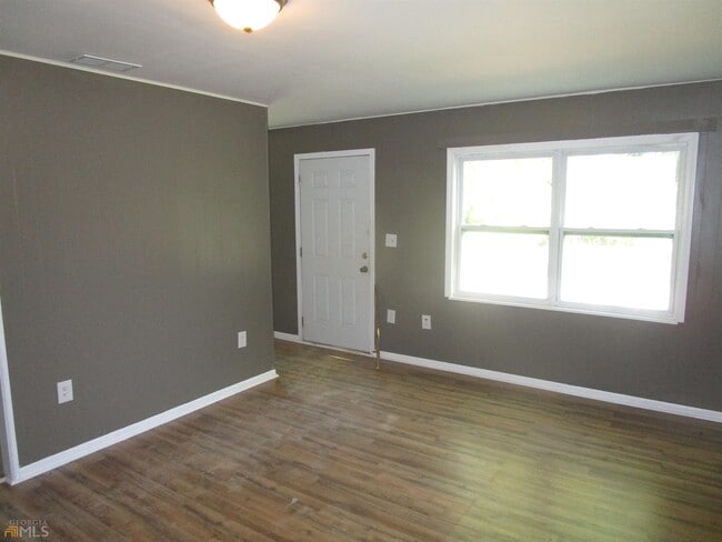 Building Photo - 2705 Village Green Ln