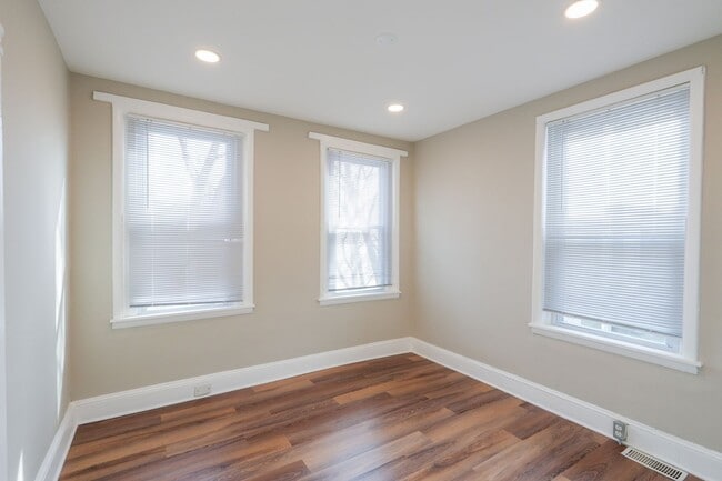 Building Photo - Amazing newly redone large 3 bedroom