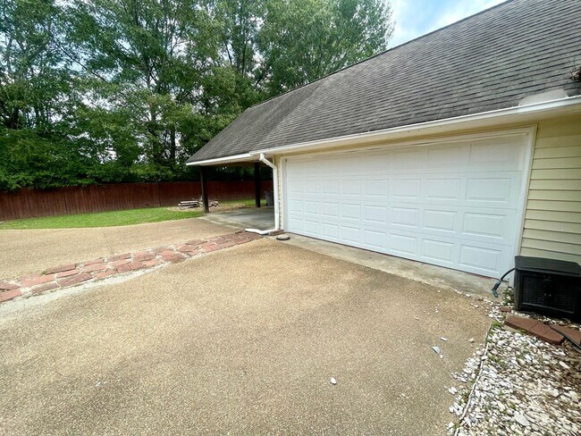 Building Photo - 503 Brookstone Dr