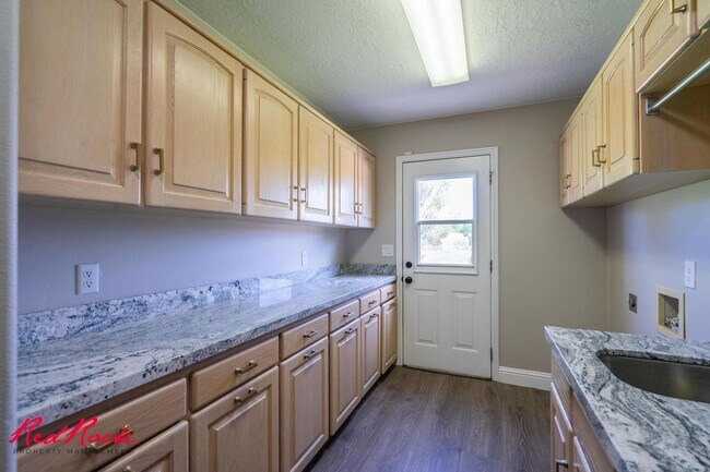 Building Photo - Spacious 6 Bedroom Home with a Balcony!