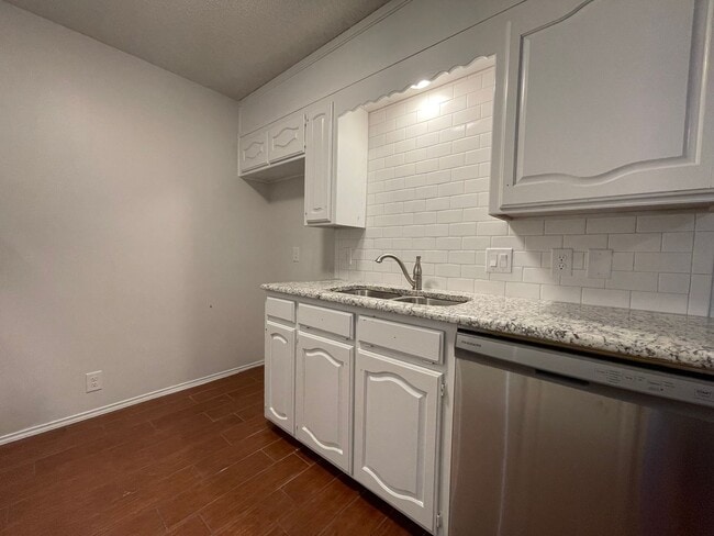 Building Photo - AVAILABLE NOW - 2 Bedroom 1 Bath Two Story...