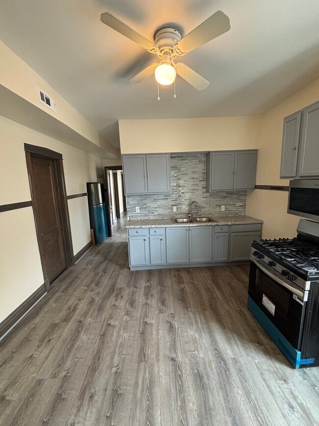 Building Photo - 1538 N Avers Ave