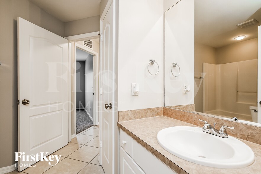 Building Photo - 715 Bennington Dr