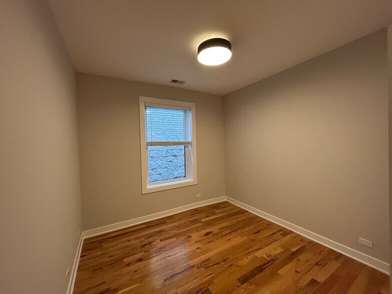 Building Photo - 648 W Wrightwood Ave