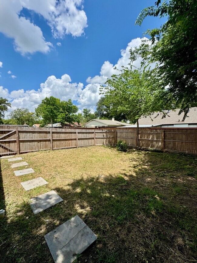 Building Photo - 3003 Lemmontree Ln