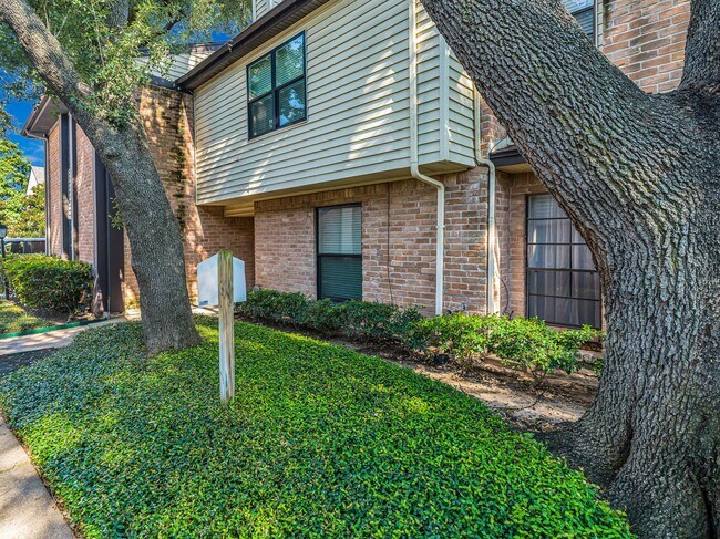 Building Photo - 2568 Bering Dr