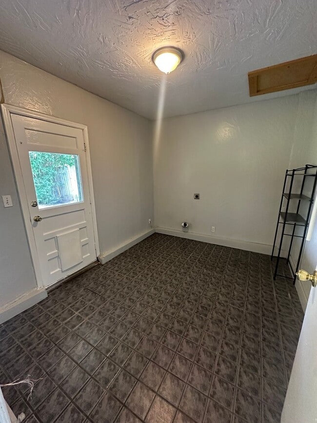 Building Photo - 3 Bed 1.5 Bath