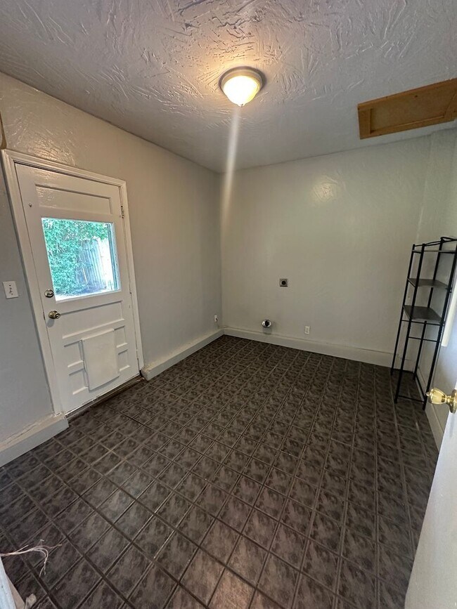 Building Photo - 4844 Woodview Dr
