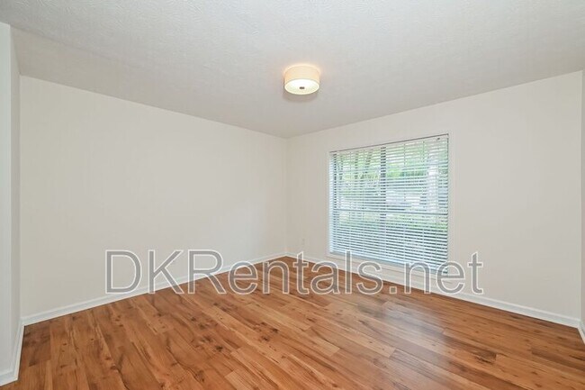 Building Photo - 201 Lenox Way NE