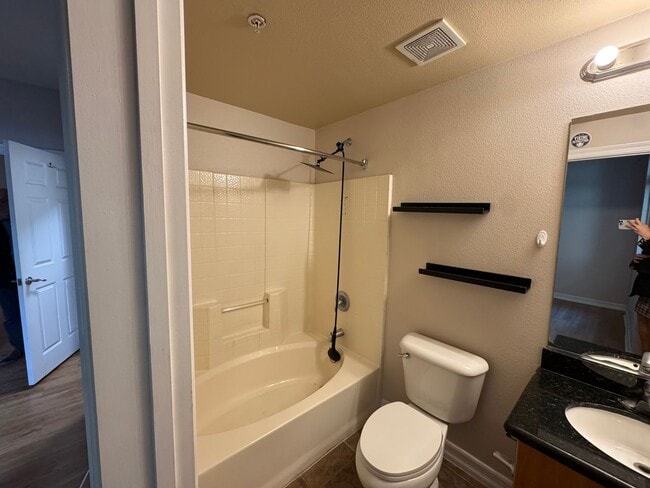 Building Photo - 3 Bedroom 2 Bathroom down town San Diego